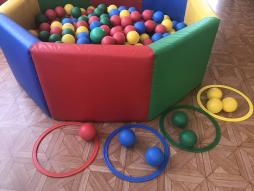 Сухой бассейн - множество цветных шариков в бассейне привлекает внимание ребенка и помогает установить с ним контакт. Игры с шариками помогают малышам совершенствовать моторные навыки, познакомиться с цветом, количеством.